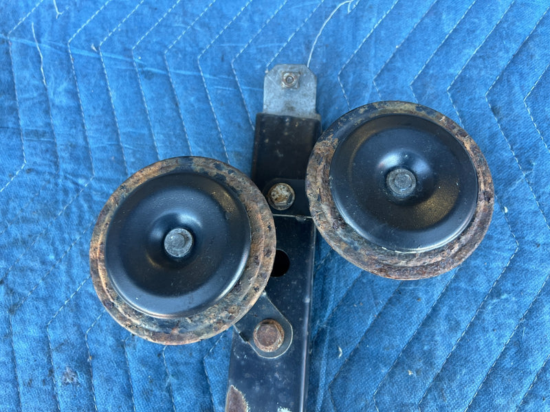 1986-1993 Volvo 240 244 245 Horn High & Low Tone w/ Mounting Bracket OEM #4506EM