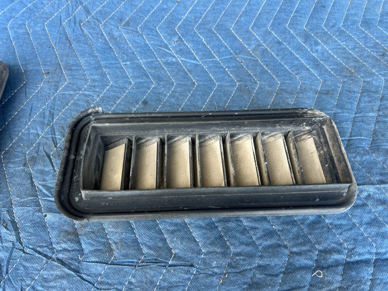 1999-2002 Chevy Silverado GM 1500 2500 Cabin Air Relief Vent Pair OEM #1748CN