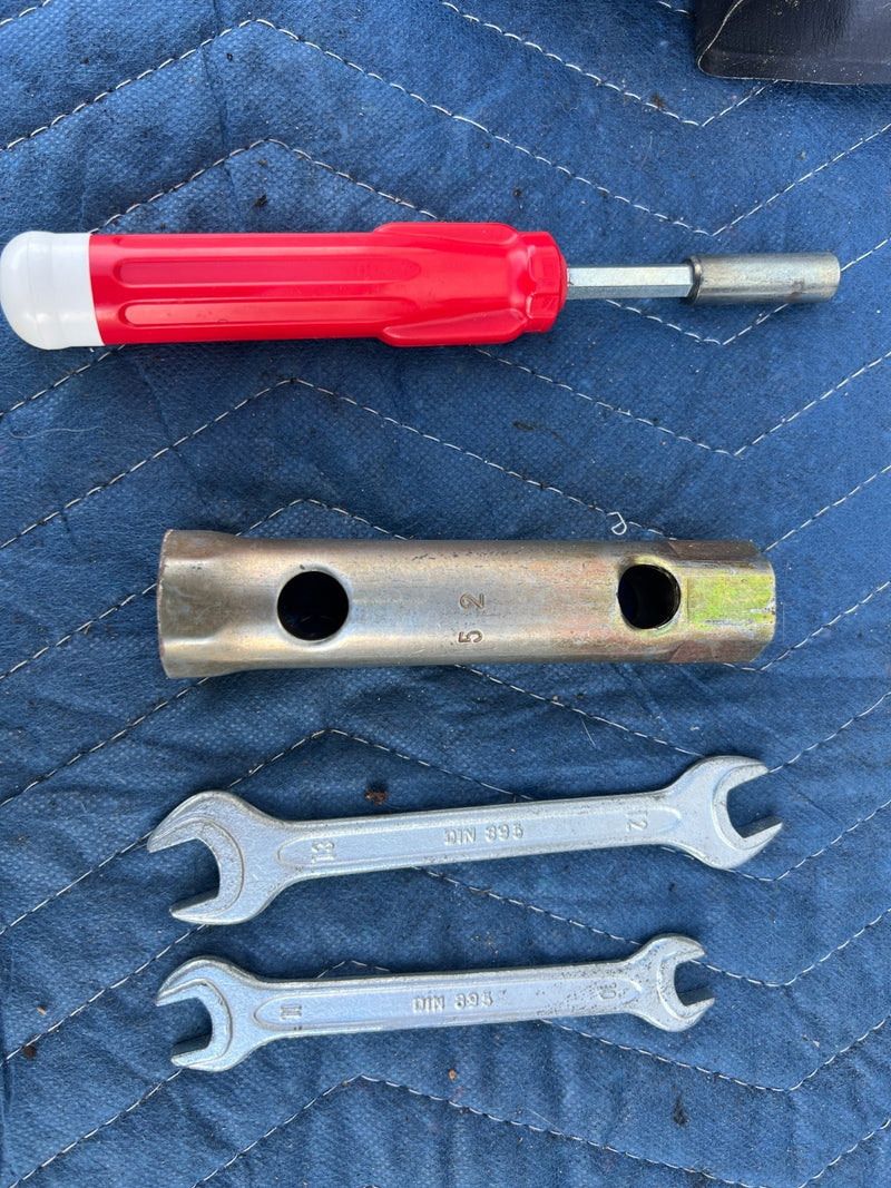 1986-1993 Volvo 240 244 Sedan Emergency Spare Tire Jack & Tool Kit OEM #4212EM