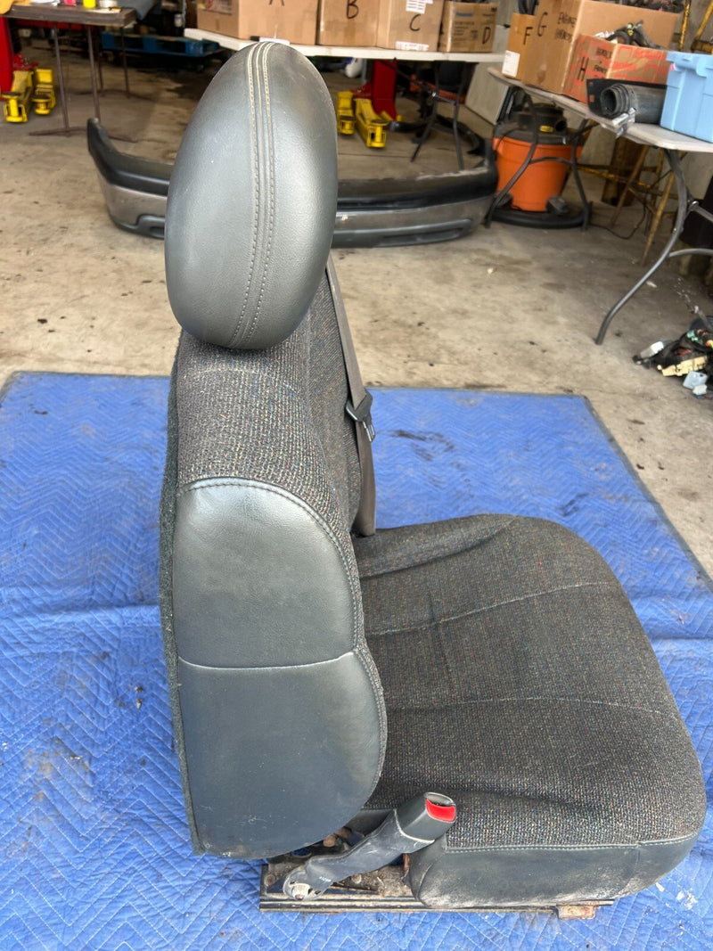 1999-2002 Chevy Silverado GM Driver Left Front Seat Bucket Seatbelt OEM #1853CN