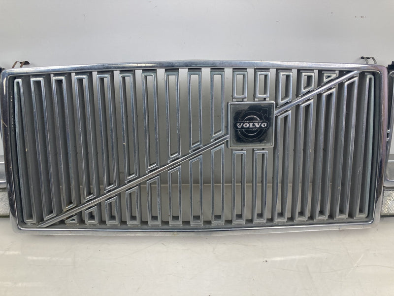 1981-1985 Volvo 240 245 Headlamp Set Grille Front Assembly OEM