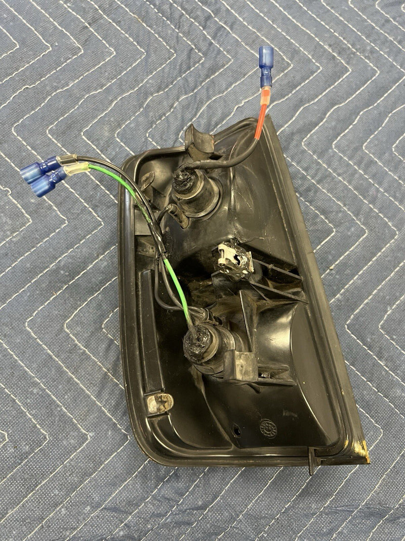 1975-1980 Volvo 240 Driver Side Left Front Turn Signal Flat Hood 3 Screw #3901E