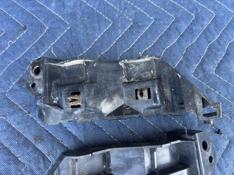 1973 Volvo 140 142 - Fender Bracket PN: 71732-80J00 71731-80J00