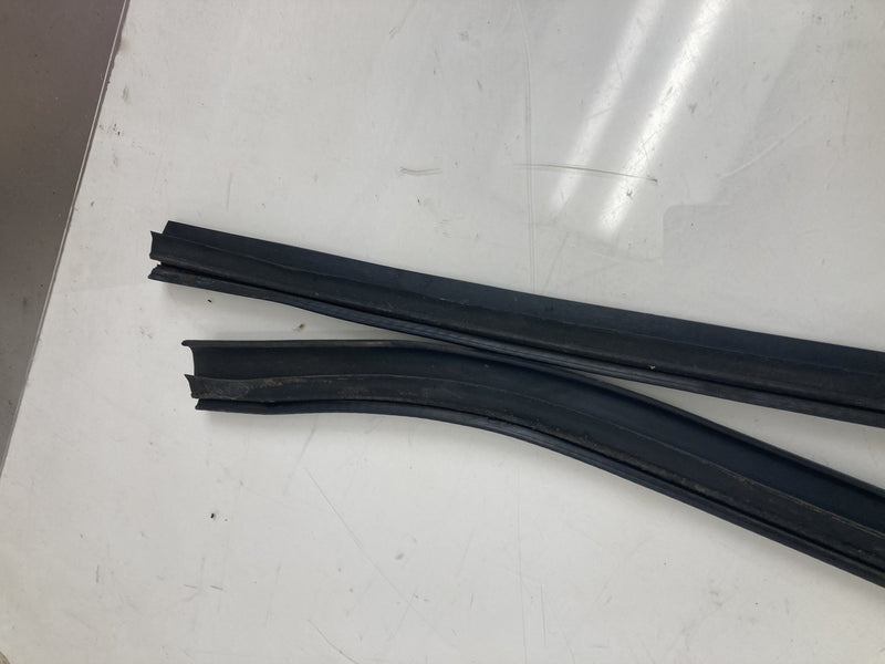 1995-1998 Chevrolet Silverado 2500 GMT400 Door Window Seal Upper OEM