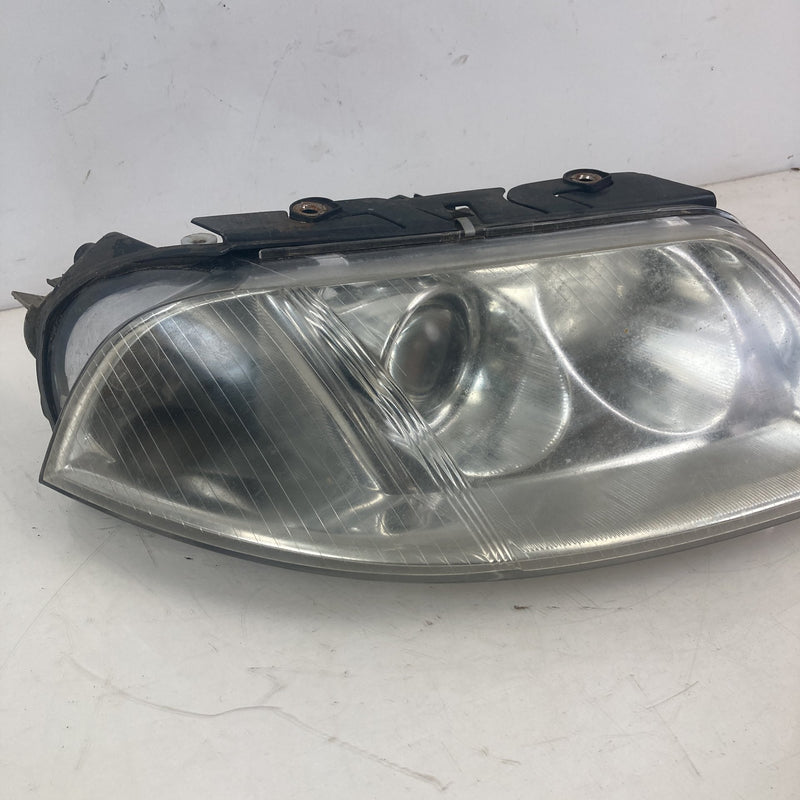2001-2005 Volkswagen Passat Headlight Assembly Right #5560M
