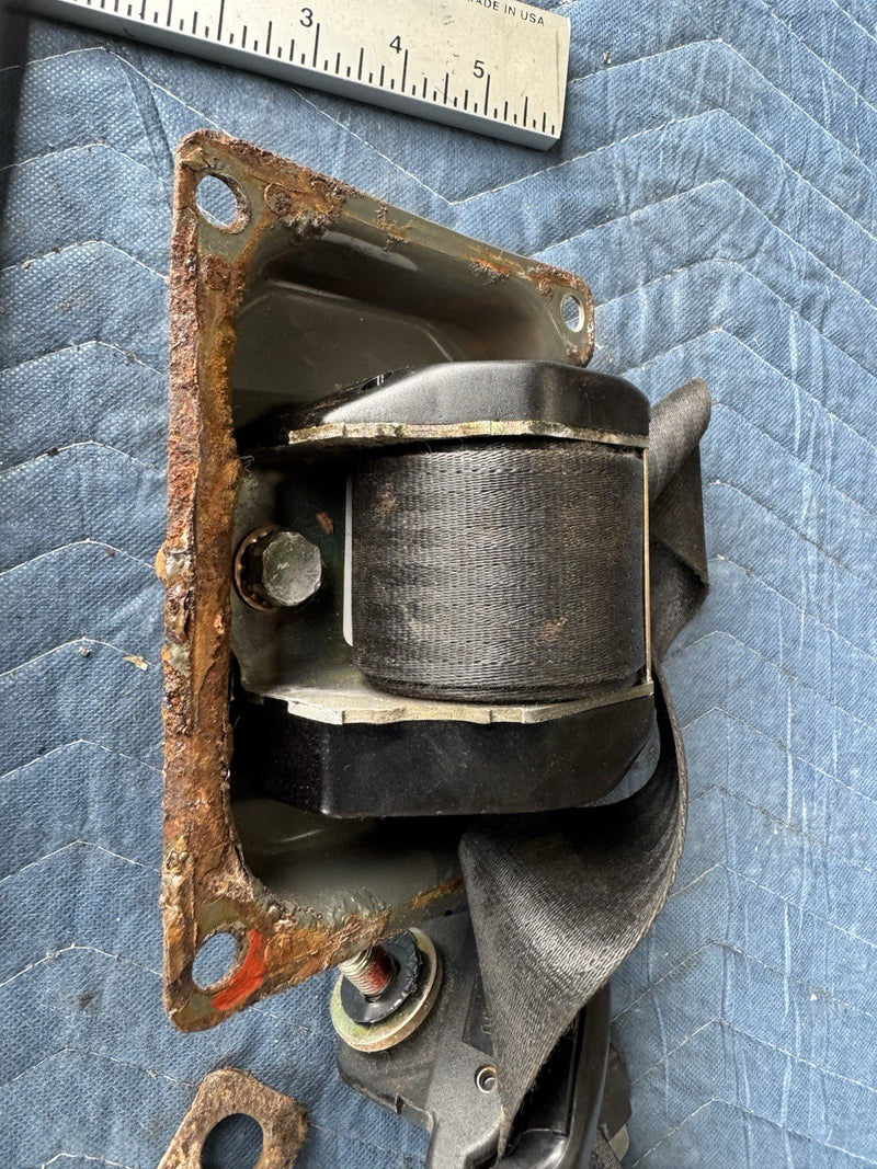 1986-1993 Volvo 240 244 245 Driver Left Front Seat Belt Retractor 1388215 #4842E