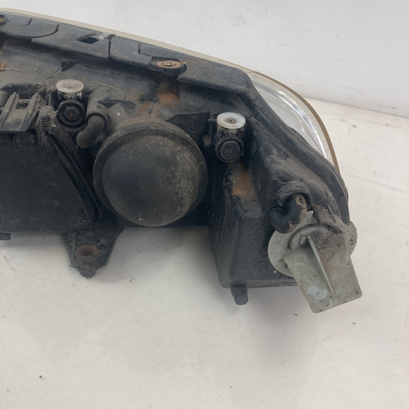 2001-2005 Volkswagen Passat Headlight Assembly Right #5560M