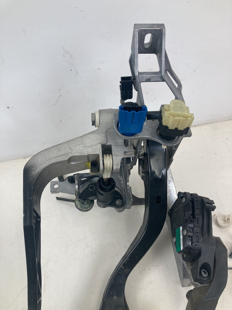 2001-2005 Volkswagen Passat Manual Clutch Pedal Assembly OEM #5505M