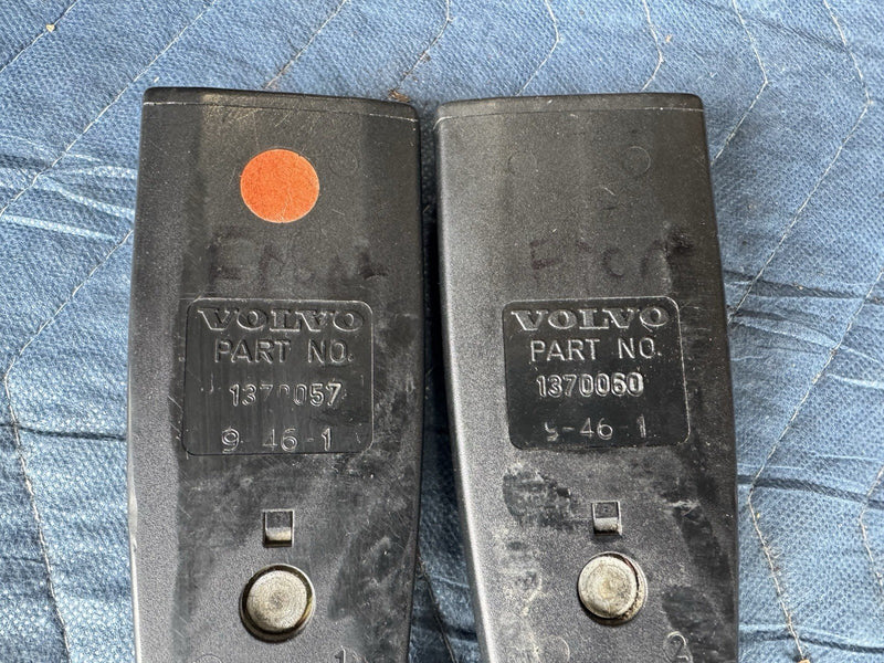 1986-1993 Volvo 240 244 245 Pair Of Front Seat Belt Buckles Receivers OEM #4828E
