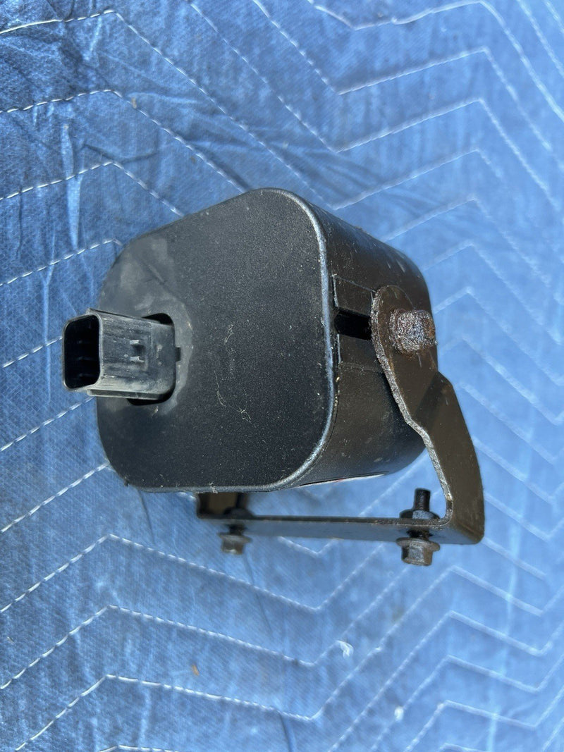 1998-2003 Jaguar XJR XJ8 X308 Alarm Sounder Security Siren LNC2620BB OEM #4689E