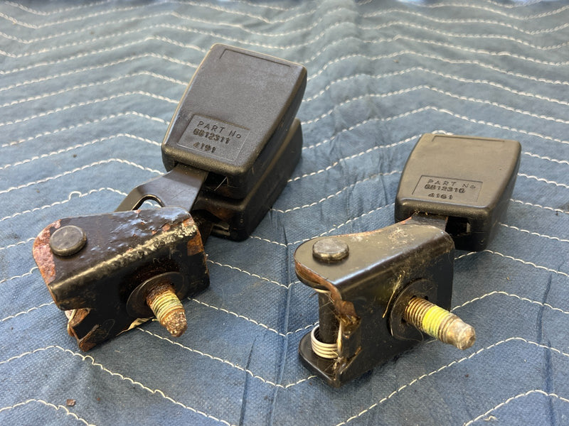 1992-1995 Volvo 940 740 Wagon Only Rear Seat Belt Buckle Receiver Set OE #3173EM