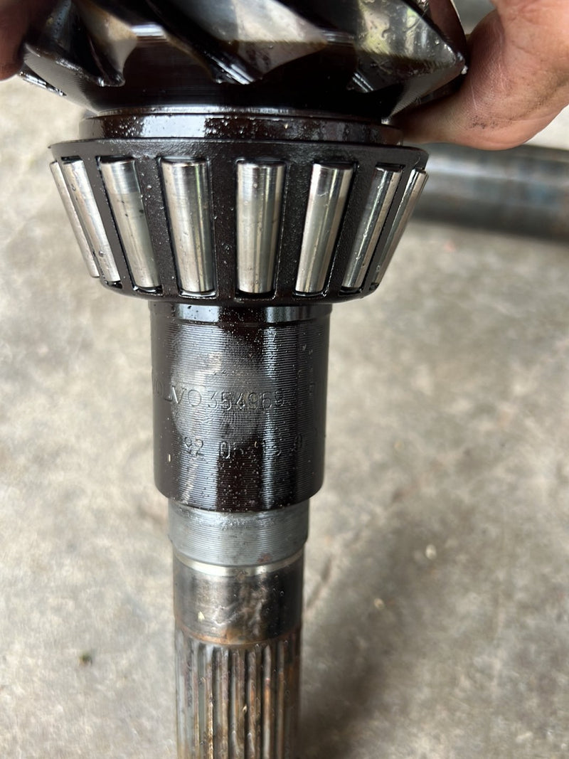 1990-1992 Volvo 740 745 940 Wagon 4.10 Ratio Rear Differential w/ Axle Assembly 3549692 OEM #5995EM