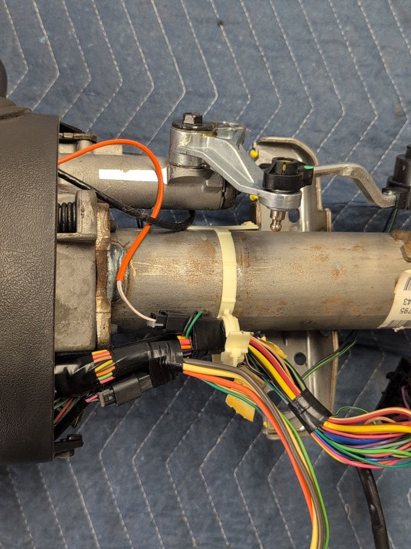 2003-2007 Chevy Suburban 1500 Steering Column w/Radio & Key Controls 26115795