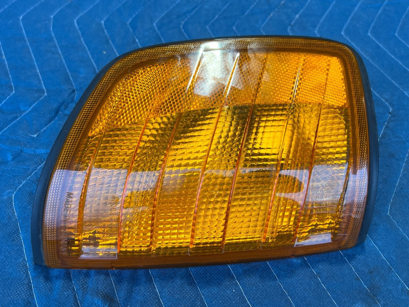 1986-1995 Mercedes 300D W124 Front Right R Turn Signal Blinker Light OEM #2645EM