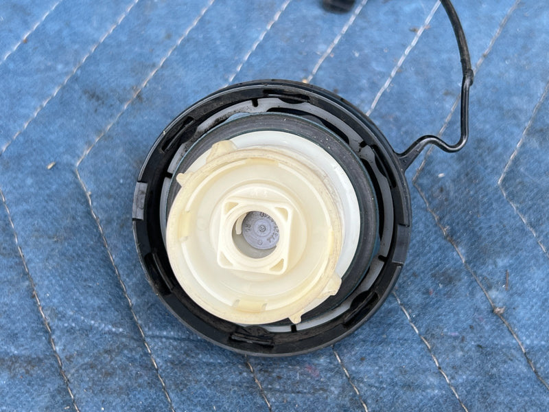 2002-2006 Toyota Camry  LE SE Gas Fuel Cap  W/ Tether  OEM #68DU