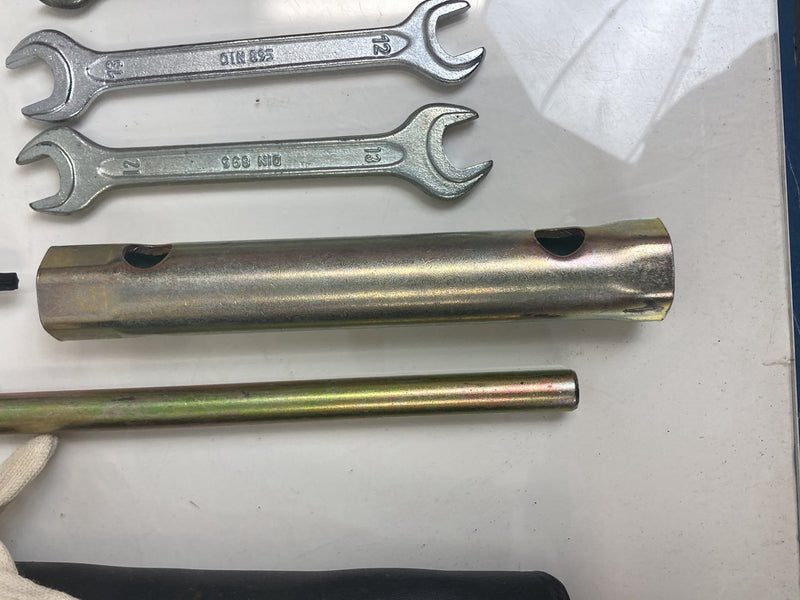1992 Volvo 940 944 - Jack & Tool Kit PN: 1355190