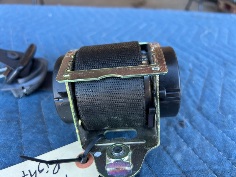 2000-2005 BMW 330xi 325xi E46 Front Passenger RH Seat Belt Retractor OEM #4824EM