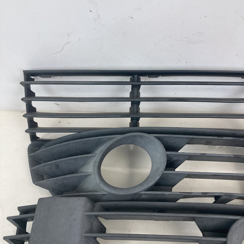 2001-2005 VW Volkswagen Passat Bumper Grille Lower 3 piece OEM #5569M