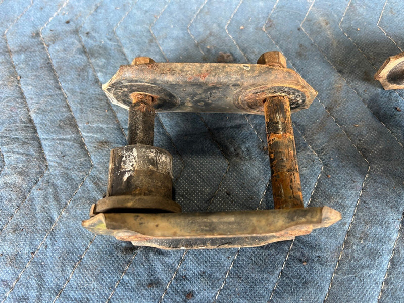 1985-1988 Suzuki Samurai SJ413 Leaf Spring Shackles Front Rear 41461-77300 OEM