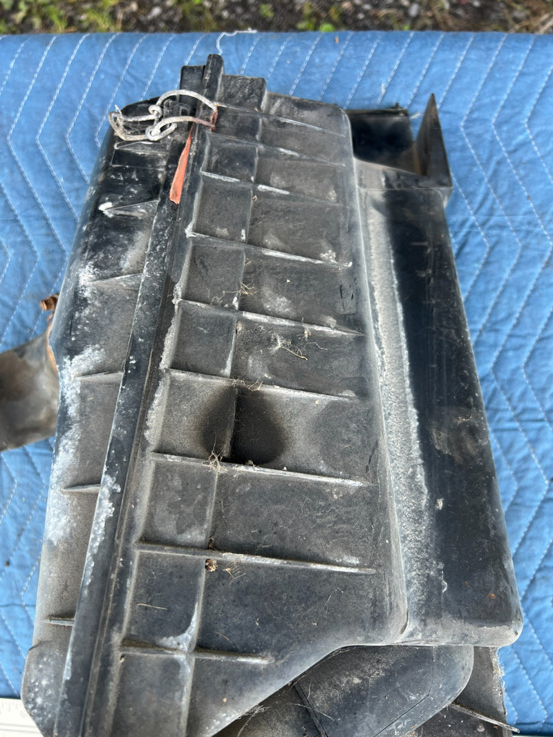 1986-1993 Volvo 240 244 Sedan Air Intake Cleaner Assembly 1266791 OEM #4245EM