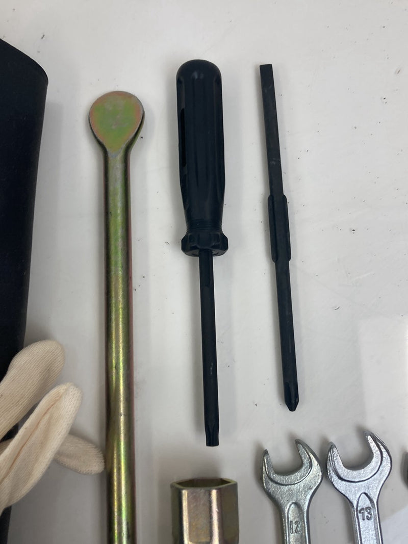 1992 Volvo 940 944 - Jack & Tool Kit PN: 1355190