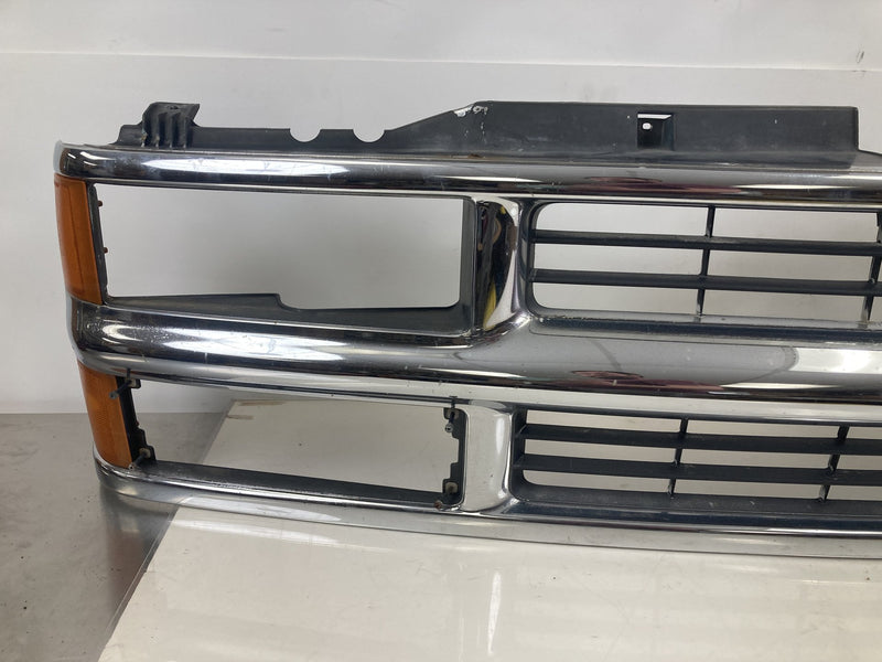 1995-1998 Chevrolet Silverado 2500 GMT400 Front Grille 15981091
