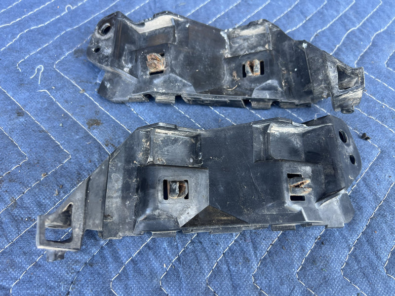 1973 Volvo 140 142 - Fender Bracket PN: 71732-80J00 71731-80J00