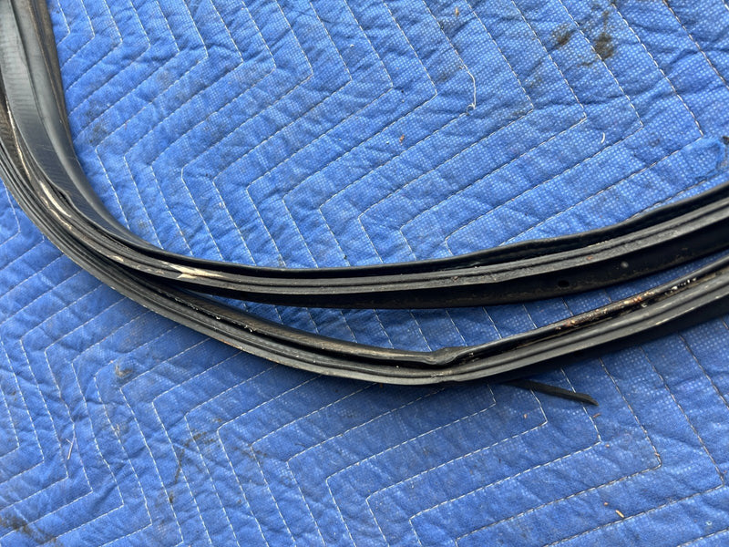 1989-1995 Volvo 740 940 Sedan Rear Trunk Seal Weather Stripping Gasket OE#3755EM