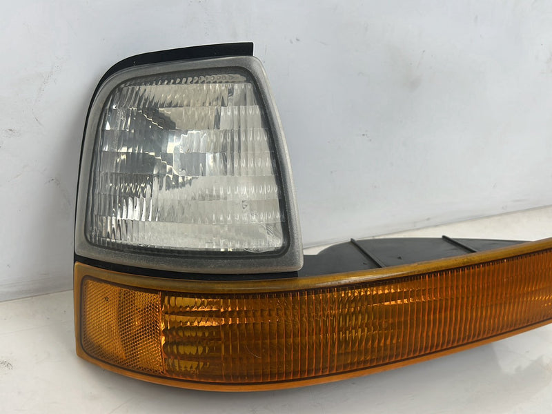 1993-2000 Ford Ranger Front Passenger Right Turn Signal Light Lamp OEM #6016EM
