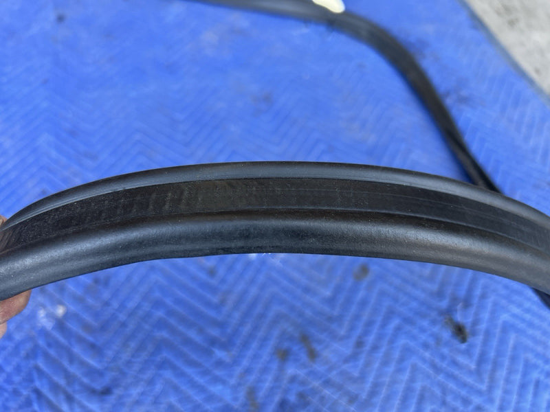 1998-2003 Jaguar XJR XJ8 X308 Sedan Trunk Deck Lid Seal Weatherstripping #4672E