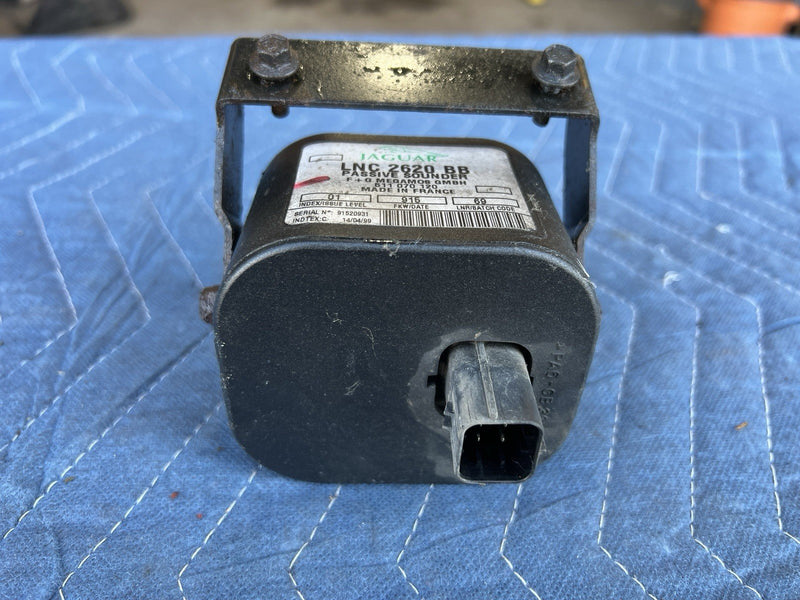 1998-2003 Jaguar XJR XJ8 X308 Alarm Sounder Security Siren LNC2620BB OEM #4689E