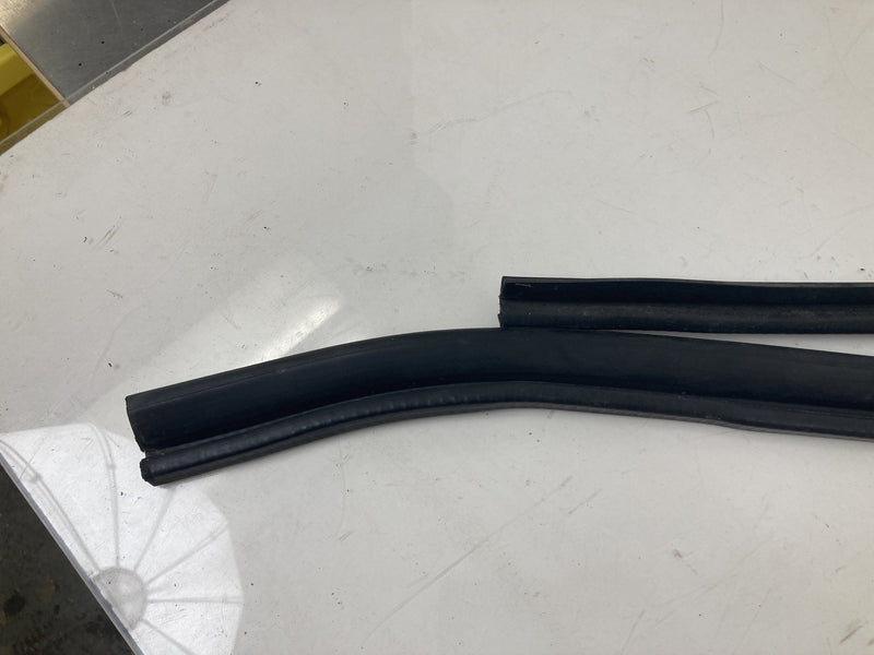 1995-1998 Chevrolet Silverado 2500 GMT400 Door Window Seal Upper OEM