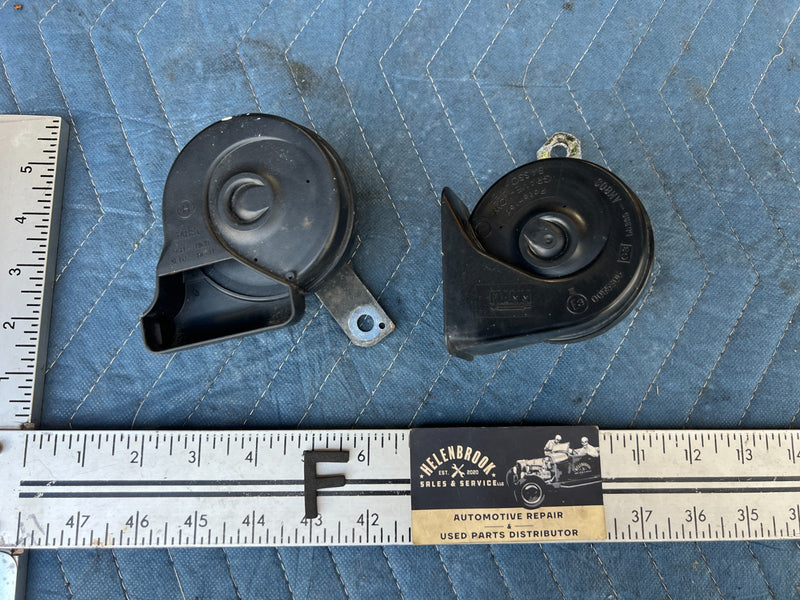 1998-2003 Mercedes W210 E320 High & Low Tone Pitch Horn Pair 0055307 OEM #4664EM