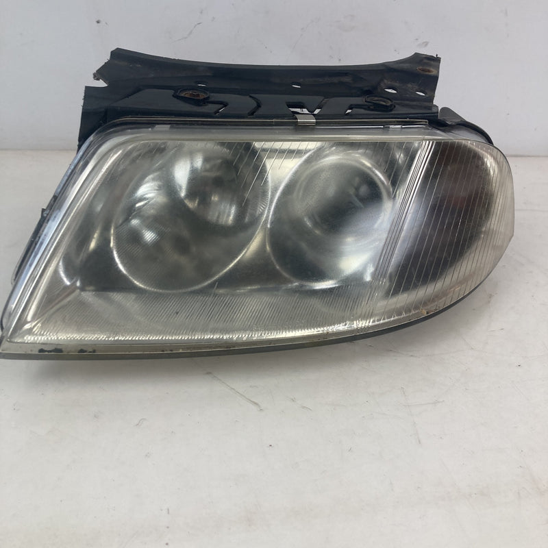 2001-2005 Volkswagen Passat Headlight Assembly Left OEM #5559M