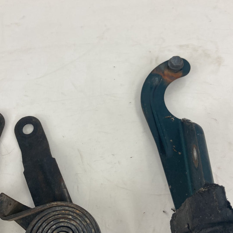 1995-1998 Chevrolet GMC C/K Hood Hinge Pair 15690184 15690183 OEM