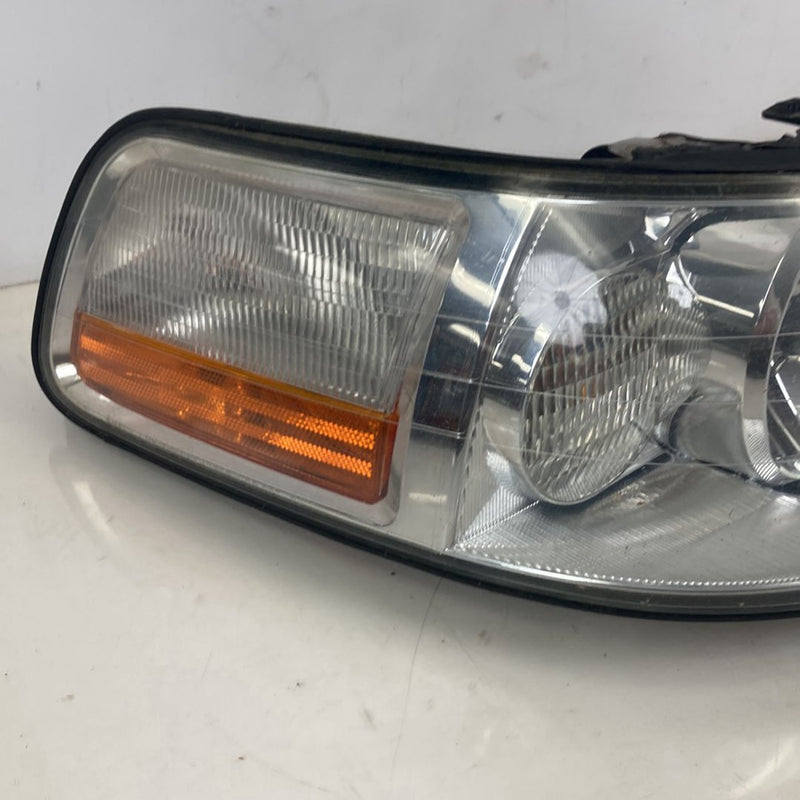 2002-2005 Lincoln Town Car Signature Headlight Assembly Right OEM #5143M