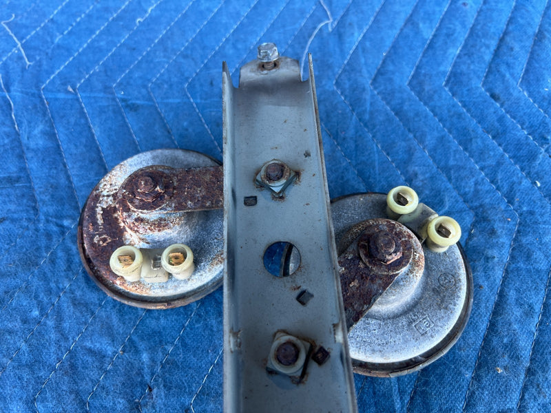 1986-1993 Volvo 240 244 245 Horn High & Low Tone w/ Mounting Bracket OEM #4506EM