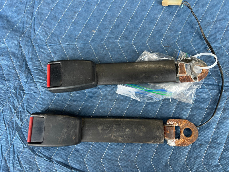 1983-1985 Porsche 944 Front Right & Left Seat Belt Receiver Buckle OEM #2527EM