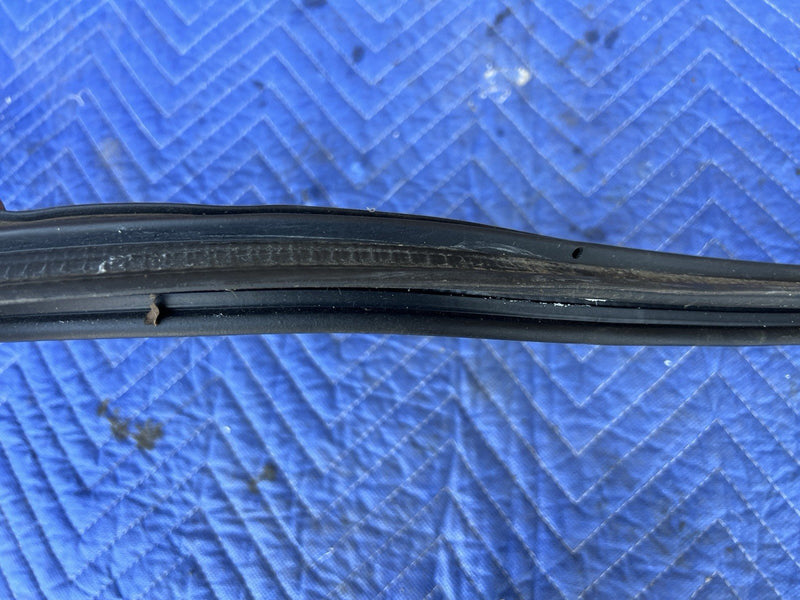 1998-2003 Jaguar XJR XJ8 X308 Sedan Trunk Deck Lid Seal Weatherstripping #4672E