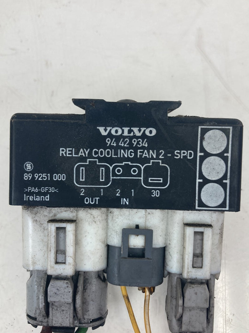 1998-2000 Volvo V70 S70 Radiator Cooling Fan Relay w/ Air Deflector OEM #5216M