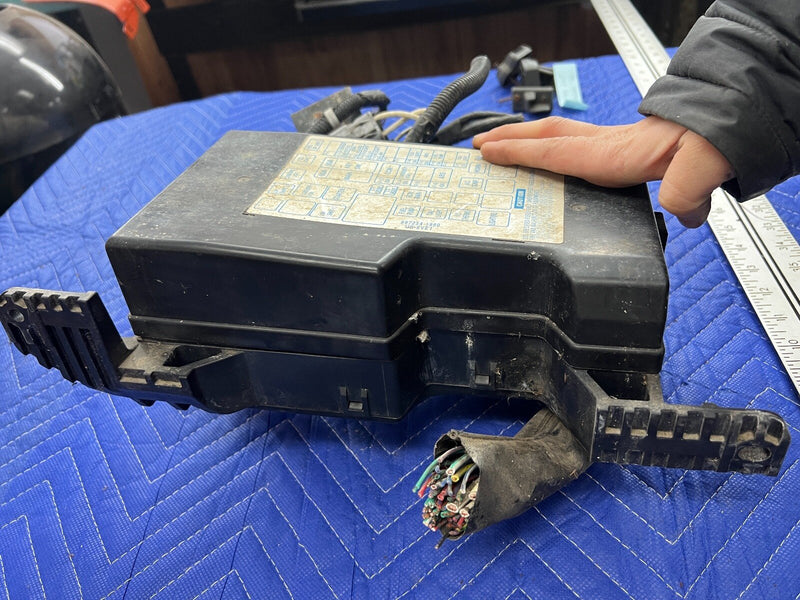 1998-2002 Isuzu Trooper Wiring Junction Engine Fuse Box Relay Box OEM #956EM