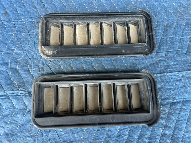 1999-2002 Chevy Silverado GM 1500 2500 Cabin Air Relief Vent Pair OEM #1748CN