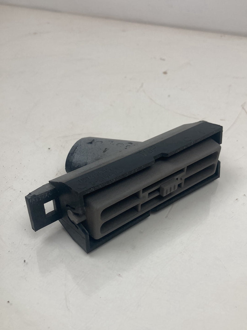 1996 Chevrolet Silverado GMT800 - Dash Vent PN: 15704849 Z-2106