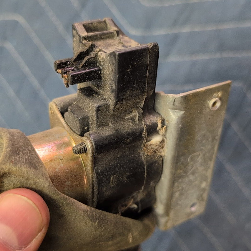 1992 Chevrolet K1500 - Lock Actuator PN: 22121646 03495 A