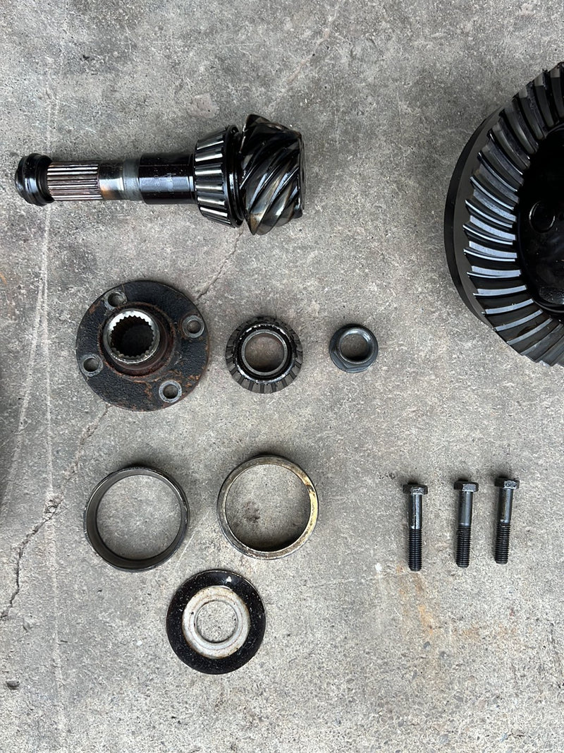 1990-1992 Volvo 740 745 940 Wagon 4.10 Ratio Rear Differential w/ Axle Assembly 3549692 OEM #5995EM