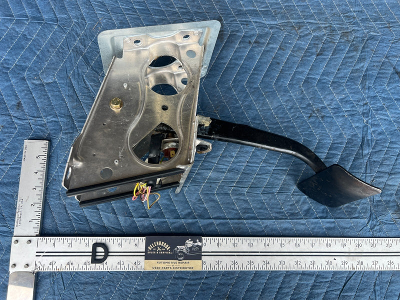 1992-1995 Volvo 940 740 Brake Pedal Assembly w/ Bracket & Switch OEM #3205EM