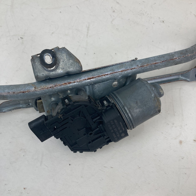 2001-2005 Volkswagen Passat Windshield Wiper Linkage Motor OEM #5520M
