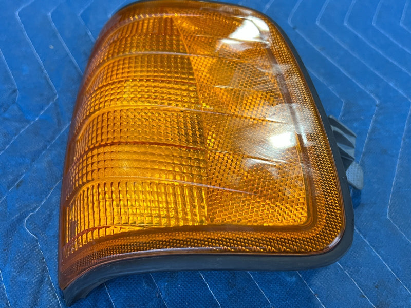 1986-1995 Mercedes 300D W124 Front Right R Turn Signal Blinker Light OEM #2645EM