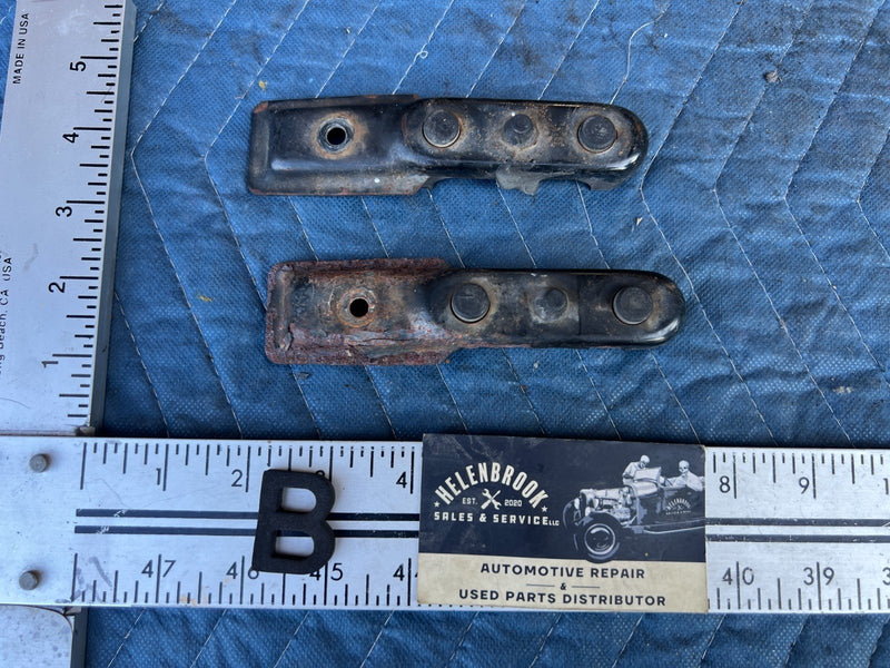 1989-1995 Volvo 740 940 Right & Left Radiator Bracket Mount Pair OEM #3951EM