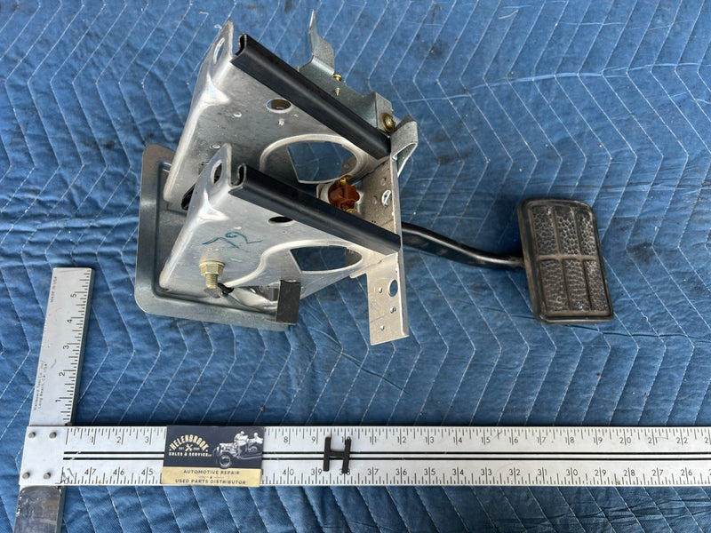 1989-1995 Volvo 740 940 Sedan Brake Pedal Lever Assembly w/ Bracket OEM #3722EM